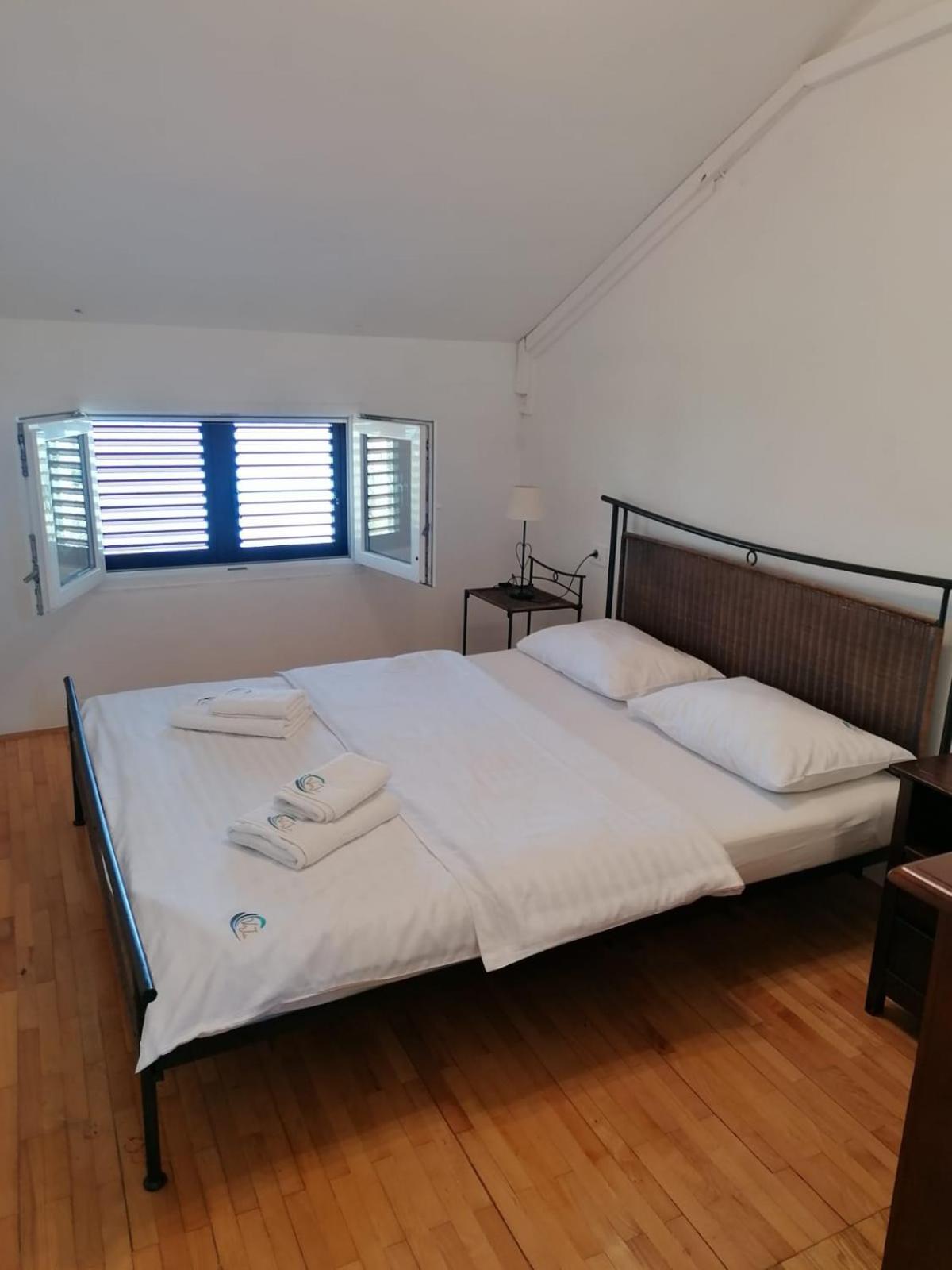 Apartments Villa Julia Трогир Екстериор снимка